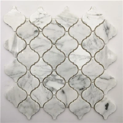 پیتل موزیک ٹائلوں کے ساتھ سفید کارارا ماربل