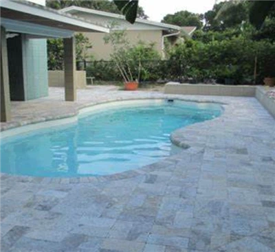 گرینائٹ کیوبز سیاہ گرینائٹ اینٹوں کو ہموار کرتے ہیں۔